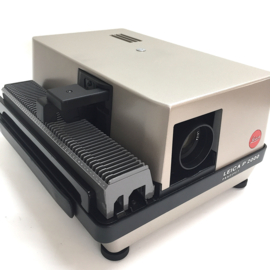 Nr.8792 -- Leica P2000 professionele kleinbeeld (5x5) diaprojector met Leitz Colorplan-P 1:2.5/90mm  met zware 250Watt halogeenlamp, afstandsbediening, handleiding en orginele koffer van leitz,heeft service beurt gehad en is als nieuw