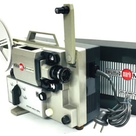 Nr.8866 - mooie zware Eumig Mark 8 voor  Super 8mm films zonder geluid , heeft 100W.losse halogeenlamp projector heeft  interne spiegel Spoelcapaciteit: 120 m. heeft service/revisiebeurt gehad, afdekkap en werkt prima