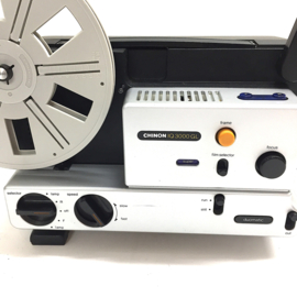 Nr.8810 -- Chinon IQ 3000 GL voor standaard/dubbel 8 mm @ super 8 mm film zonder geluid,halogeenlamp : 12V 100W EFP spoel capaciteit : 120 m.,variabele regelbare snelheidsregeling, heeft service beurt gehad heeft lichte gebruikerssporen en werkt goed