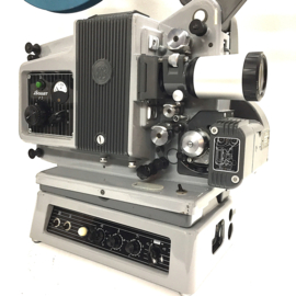 Nr.8814 -- in orginele zeer goede staat verkerende Bauer P5  met een 6W. buizen/transistor versterker , prima geluid, mooie zoomlens 1.3/35 - 65mm, tot 1000 Watt lamp, gewoon 220V. optisch geluid, projector heeft service/revisie beurt gehad en werkt prima