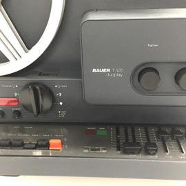 Nr.8861 - Bauer T520 Duoplay voor Super 8 mm films met of zonder geluid,sterke 150W.halogeenlamp, tot 240meter spoelen 20W.versterker etc. heeft service beurt gehad, beeldteller werkt slecht verder prima machine loopt mooi