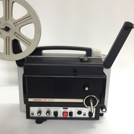 Nr.8891 -- Chinon sound 8000 voor super 8 mm film met en zonder geluid,,lens: Chinon Zoom f: 1.3 F: 15-25 mm, halogeen lamp: 100 W, 12 V EFP Spoel capaciteit: 180 m, heeft service beurt gehad en werkt prima