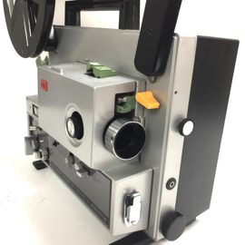 Nr.8893 -- Elmo ST-1200 HD 2-track voor Super 8 mm films, 150 watt halogeenlamp, geschikt VOOR 360 METER spoelen, 15W.zware versterker zeer solide projector heeft service/revisie beurt gehad en werkt prima