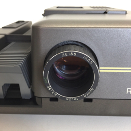 Nr.9126- Zeiss Ikon Royal AF  Selectiv AV ,kleinbeeld ( 5x5 cm.) dia's, halogeenlamp: 24V 250 w. , Autofocus, lens:   Zeiss Ikon Talon 1:2,5/90 MC incl. afstandbediening/koffer,handleiding, heeft service/revisie beurt gehad en werkt prima