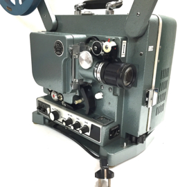 Nr.8730 -- Eiki ST-2H  Voor 16mm films met geluid (optisch en magnetisch) ingebouwde spieker, Eiki lens met zoomconverter, 200W halogeenlamp, projector heeft service beurt gehad, word geleverd zonder deksel is in goede staat en werkt goed