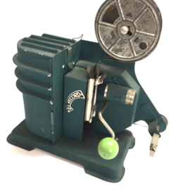 EKA 16mm record projectortje van blik kleur groen uit de jaren '50, voor de verzamelaar