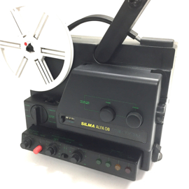 Nr.8867 -- mooie compacte SILMA Alfa 08 STEREO systeem, voor super 8 films met en zonder geluid, 100W halogeenlamp, 180 meter spoelen, 10W.versterker, duo play, heeft service beurt gehad en werkt prima