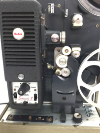 Nr.8736  -- standaard 8 geluid KODAK Sound 8 projector voor Dubbel/Normaal 8 films uit 1962, de projector is werkend, voor films met en zonder geluid, projector is getest met film en werkt naar behoren, deksel is niet aanwezig, zeldzame projector uit 1962