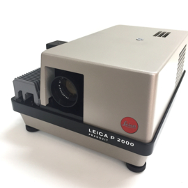 Nr.8792 -- Leica P2000 professionele kleinbeeld (5x5) diaprojector met Leitz Colorplan-P 1:2.5/90mm  met zware 250Watt halogeenlamp, afstandsbediening, handleiding en orginele koffer van leitz,heeft service beurt gehad en is als nieuw