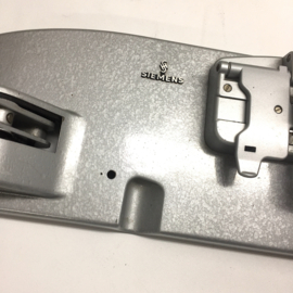Nr.8841 -- zeer mooie Siemens 16mm. omspoeler voor 600 meter spoelen met orginele Siemens plakpers geheel van alminium,makkelijk opbergen is inklapbaar,geschikt voor 600m. spoelen 16mm, heeft service beurt gehad en werkt prima