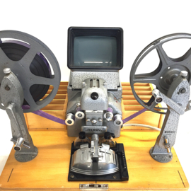 Nr.9130 -- Prachtige Muray 16mm viewer , portable, geheel inklapbaar,  in orginele koffer, mooi scherp beeld, met een lamp: 25V 25W (1A) Ba15s ,spoel capaciteit: tot 240 meter, met plakpers, montage vakken, 230 volt, geheel gereviseerd en werkt prima