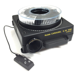 Nr.8685 -- Kodak Carousel S-AV 1030, voor kleinbeeld dia's (5x5cm) lens Kodak Retinar S-AV  55mm , sterke halogeenlamp 24v-250w , automatische scherpstelling, afstandsbediening, tas, ingebouwde timer, heeft service beurt gehad en is in prima staat