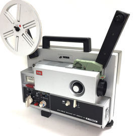 Nr.8740 -- Perfecte Elmo Sound ST-600D M --  2-Track voor super 8 mm film met of zonder geluid zoomlens f: 1,3 F: 15-25 mm ,sterke halogeenlamp: 100 W, 12 V, EFP, spoel capaciteit: 180 m.,heeft service/revisie beurt gehad en werkt goed
