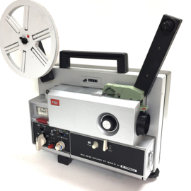 Nr.8727 -- Elmo Sound ST-600D M 2-Track voor super 8 mm film Zoomlens f: 1,3 F: 15-25 mm ,Halogeenlamp: 100 W, 12 V, EFP, spoel capaciteit: 180 m. mooie stevige projector,heeft servicebeurt gehad en werkt goed