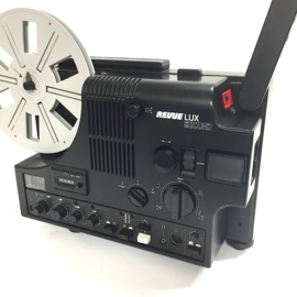 Nr.8859 -Revue Lux 2 Sound (Chinon Sound 9500) voor super 8 mm films met of zonder geluid, 150W halogeenlamp opt/mag.geluid, 180m. spoelen zeer uitgebreide projector, heeft service/revisie beurt gehad en werkt prima