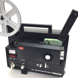 Nr.8542 -- Elmo Sound ST-600 M 2-Track  voor Super 8 mm film met of zonder geluid, sterke halogeenlamp: 100 W, 12 V,  spoel capaciteit: 180 m, heeft service beurt gehad en is in  prima staat.