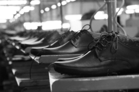 A0149 --16mm-- De schoenfabriek uit de jaren '60, interessante documentaire over het vervaardigen van schoenen, zwartwit Duits gesproken, speelduur 21 minuten compleet op spoel en in doos