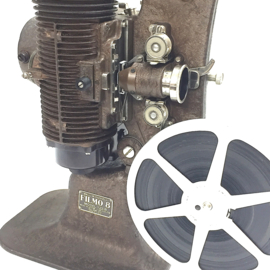 Nr.8870 -- prachtige donker bruine Bell & Howell Filmo 8 type 122B uit 1935 in werkende orginele staat(110V) voor standaard 8mm films, met orginele koffer  en handleiding, ziet er prima uit