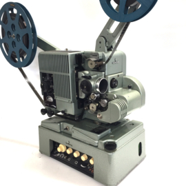 Nr.8898 -- in zeer goede staat verkerende 16mm Siemens 2000 projector met zware buizen versterker, voor 600 m. spoelen, 750 Watt lamp,regelbare snelheid, optisch geluid, gewoon 230 volt  heeft gehele revisiebeurt gehad en werkt zeer goed