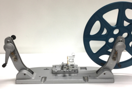 Nr.8841 -- zeer mooie Siemens 16mm. omspoeler voor 600 meter spoelen met orginele Siemens plakpers geheel van alminium,makkelijk opbergen is inklapbaar,geschikt voor 600m. spoelen 16mm, heeft service beurt gehad en werkt prima