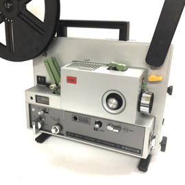 Nr.8858 -- Elmo ST-1200 HD 2-track voor Super 8 mm films, 150 watt halogeenlamp, geschikt VOOR 360 METER spoelen, 15W.zware versterker zeer solide projector heeft service/revisie beurt gehad en werkt prima