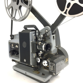 Nr.9122 -- in orginele staat verkerende Bauer P5 (  1955-1965) voor films zonder geluid met Isco Gottingen 50mm lens, tot 750 Watt lamp, gewoon 220V. met geluidskop, zonder versterker, projector heeft service beurt gehad, nieuwe snaren/condensators