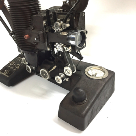 Nr.8800 -- 16mm -- Bell & Howell Showmaster Filmo model 129 uit 1940 silent projector voor 16mm films, geschikt voor grote spoelen, in orginele staat met orginele lamp, de projector werkt prima 110 volt