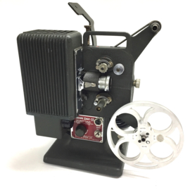 Nr.8743 -- Eastman Kodak Kodascope eight-33 8mm filmprojector, uit circa 1930. mooie normaal 8mm projector, is getest en werkt prima wel 110Volt