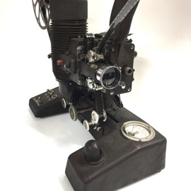 Nr.8800 -- 16mm -- Bell & Howell Showmaster Filmo model 129 uit 1940 silent projector voor 16mm films, geschikt voor grote spoelen, in orginele staat met orginele lamp, de projector werkt prima 110 volt