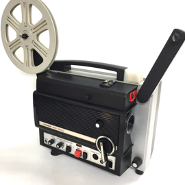 Nr.8891 -- Chinon sound 8000 voor super 8 mm film met en zonder geluid,,lens: Chinon Zoom f: 1.3 F: 15-25 mm, halogeen lamp: 100 W, 12 V EFP Spoel capaciteit: 180 m, heeft service beurt gehad en werkt prima