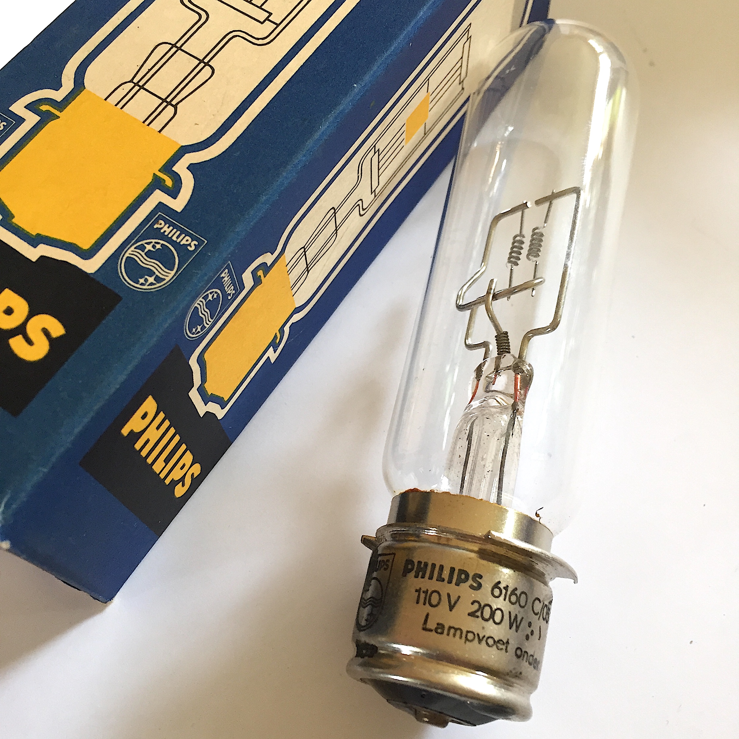 Nr. A080  Philips projectielamp 110V - 200W  Lamp P28s, 110V, 200W – Philips 6160 C/05 lampvoet onder, zie afbeelding