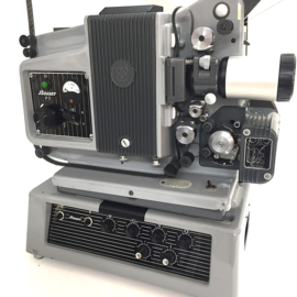 Nr.8761 -- 16mm-- in zeer goede staat verkerende Bauer P5 uit 1960 met 15W. versterker prima geluid, Bauer zoomlens 1.3/35 - 65mm, tot 1000 Watt lamp, gewoon 220V. optisch geluid, projector heeft service beurt gehad en werkt prima