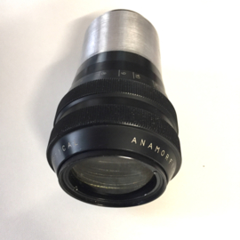 PL048  -- 16mm Optical - AMAMORPHIC (cinemascoop) lens, doorsnee 52.5 mm , is helder en scherp vanaf ongeveer 2,5  meter in goede staat