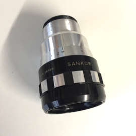 PL049 -- SANKOR  Anamorphic 16-D Cinemascoop lens voor 16mm films, doorsnee 43 MM lens is in goede staat