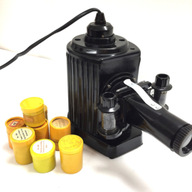 Nr.8719 --  POUVA Magica  bakeliet projector uit 1950 met 25 filmstroken uit  DDR film bioscoop, filmprojector,  Design Vintage uit de jaren 1950  werkt op 220V en is in perfecte staat