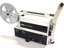 Nr.8337 -- Eumig Mark S 802 voor super 8 mm film prima voor films zonder geluid maar ook met geluid, lens: Eumig Vario-Eupronet f: 1.6 F: 17-30 mm halogeen lamp: 100 W, 12 V, EFP spoel capaciteit: 180 m.heeft service beurt gehad en werkt prima