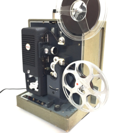 Nr.8736  -- KODAK Sound 8 projector voor Dubbel/Normaal 8 films uit 1962, de projector is werkend, voor films met en zonder geluid, projector is getest met film en werkt naar behoren, deksel is niet aanwezig, zeldzame projector uit 1962 ruim 60 jaar oud