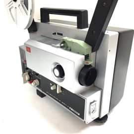 Nr.8740 -- Perfecte Elmo Sound ST-600D M --  2-Track voor super 8 mm film met of zonder geluid zoomlens f: 1,3 F: 15-25 mm ,sterke halogeenlamp: 100 W, 12 V, EFP, spoel capaciteit: 180 m.,heeft service/revisie beurt gehad en werkt goed