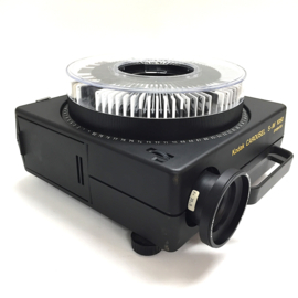 Nr.8778 - Kodak Carousel S-AV 1050 voor kleinbeeld dia's (5x5 cm)  halogeenlamp: 24V 250W, met Kodak Ektapro 36mm  lens, voor groot beeld op korte afstand, incl.afstandsbediening/ diacarousell voor 80 dia's heeft service beurt gehad en is in goede staat