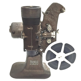 Nr.8870 -- prachtige donker bruine Bell & Howell Filmo 8 type 122B uit 1935 in werkende orginele staat(110V) voor standaard 8mm films, met orginele koffer  en handleiding, ziet er prima uit