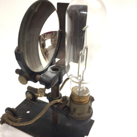 Zeiss Ikon lampen unit uit 1950 komt uit een lampenhuis van een 35mm bioscoop projector, met lamp en spiegel