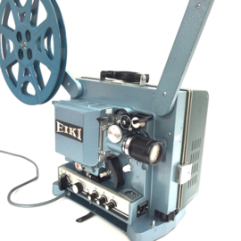 NR.8712--16mm -- EIKI RT-2 ,voor optisch & magnetisch geluid, versterker 14 watt.,zoomlens (converter) 200 W. halogeenlamp, spoelen tot 600meter, deksel met spieker en snoer,de projector heeft service beurt gehad en is in goede staat
