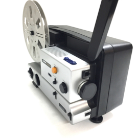 Nr.8810 -- Chinon IQ 3000 GL voor standaard/dubbel 8 mm @ super 8 mm film zonder geluid,halogeenlamp : 12V 100W EFP spoel capaciteit : 120 m.,variabele regelbare snelheidsregeling, heeft service beurt gehad heeft lichte gebruikerssporen en werkt goed