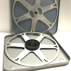 16mm metalen splitspoel voor 650 meter 16mm film op kern in metalen vierkanten doos