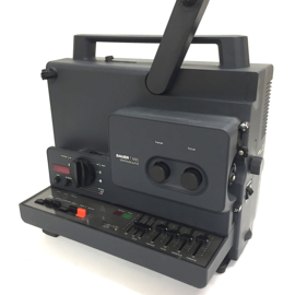 Nr.8876 --  Bauer T600 Stereosound - Super 8 mm films, 150W.halogeenlamp, 2x 20 w. versterker, 240m.spoelen,Schneider zoomlens, LET OP dig.beeldteller werkt niet ,maar meestal toch nooit gebruikt, nieuwe motorsnaar,heeft service beurt gehad en werkt prima