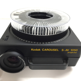 Nr.8778 - Kodak Carousel S-AV 1050 voor kleinbeeld dia's (5x5 cm)  halogeenlamp: 24V 250W, met Kodak Ektapro 36mm  lens, voor groot beeld op korte afstand, incl.afstandsbediening/ diacarousell voor 80 dia's heeft service beurt gehad en is in goede staat