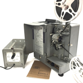 Draagbare Zeiss Ikon -- Model Kinox uit 1939 voor 16mm silent film met Maltezer kruis, lamp 500W geheel compleet met spoel,trafo en handleiding, projector werkt prima een zeer zeldzame projector weegt 11 kg form 30x30x17cm voor de echte verzamelaar