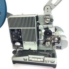 Nr.8899 --16mm Siemens 2000 projector met platte transistor versterker , geschikt voor 600 m. spoelen, 750 Watt lamp,regelbare snelheid, optisch geluid, gewoon 230 volt  heeft gehele revisiebeurt gehad en werkt goed