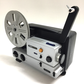Nr.8810 -- Chinon IQ 3000 GL voor standaard/dubbel 8 mm @ super 8 mm film zonder geluid,halogeenlamp : 12V 100W EFP spoel capaciteit : 120 m.,variabele regelbare snelheidsregeling, heeft service beurt gehad heeft lichte gebruikerssporen en werkt goed