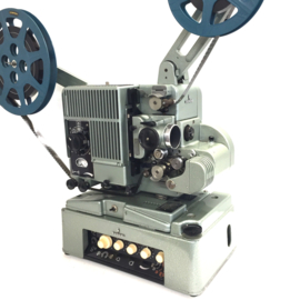 Nr.8898 -- in zeer goede staat verkerende 16mm Siemens 2000 projector met zware buizen versterker, voor 600 m. spoelen, 750 Watt lamp,regelbare snelheid, optisch geluid, gewoon 230 volt  heeft gehele revisiebeurt gehad en werkt zeer goed